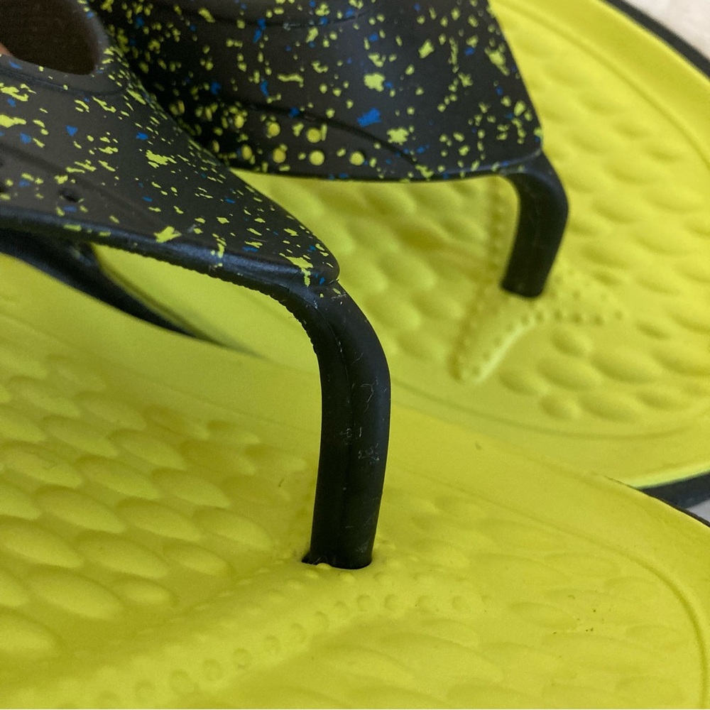 CROCS Lightride Black Splatter Neon Yellow Thong Slip-on Flip Flops - Picture 6 of 10